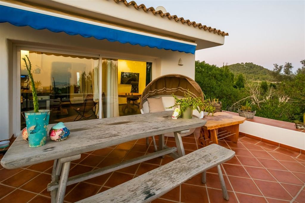 Goed gelegen huis gebouwd op een heuvel van Can Furnet met een fantastisch uitzicht op zee en Dalt Vila