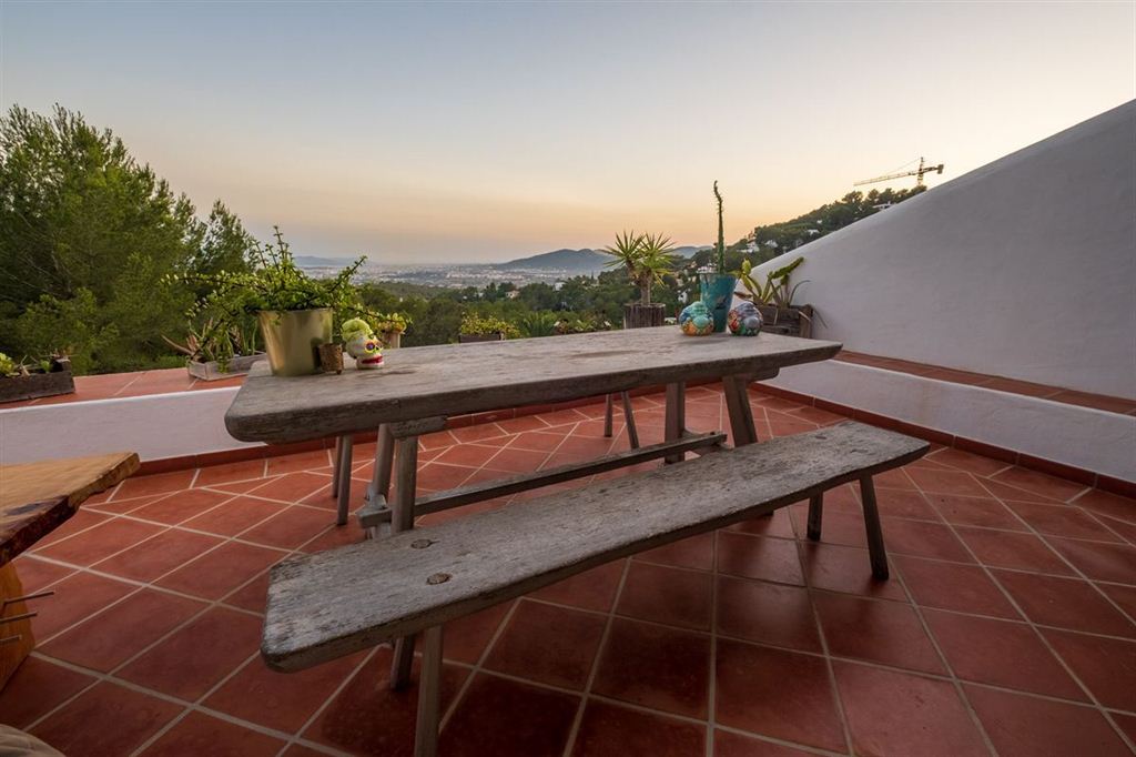 Goed gelegen huis gebouwd op een heuvel van Can Furnet met een fantastisch uitzicht op zee en Dalt Vila