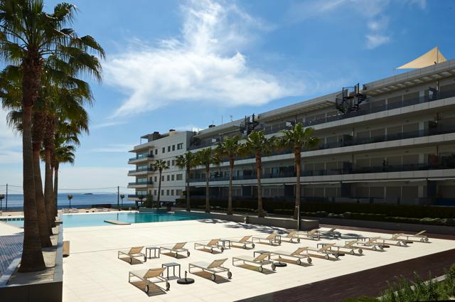 Prachtig appartement te koop met fantastisch zeezicht in Royal Beach, Ibiza