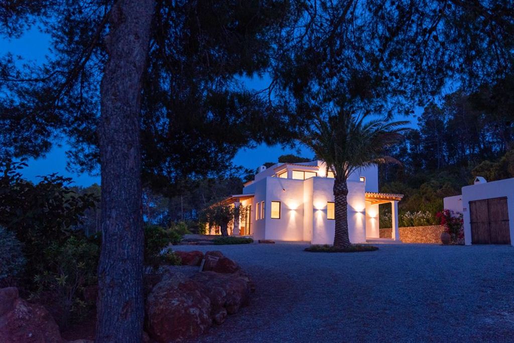Droomvilla op Ibiza met fantastisch uitzicht op zee te koop
