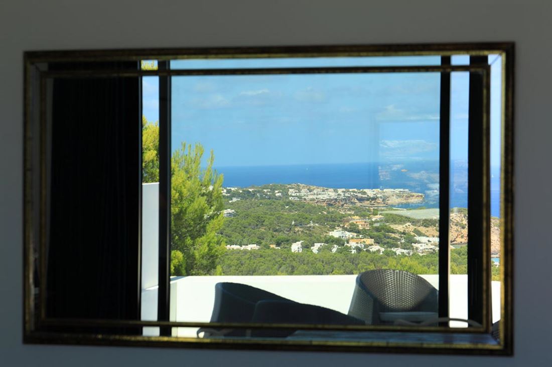 Prachtig gerenoveerde minimalistische stijl villa met spectaculair uitzicht op zee