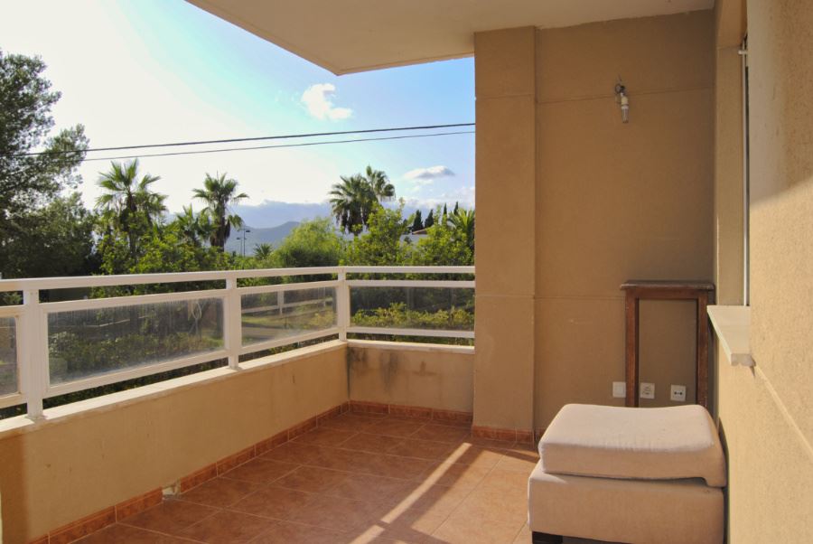 Ruim appartement in Talamanca te koop met solarium met prachtig uitzicht