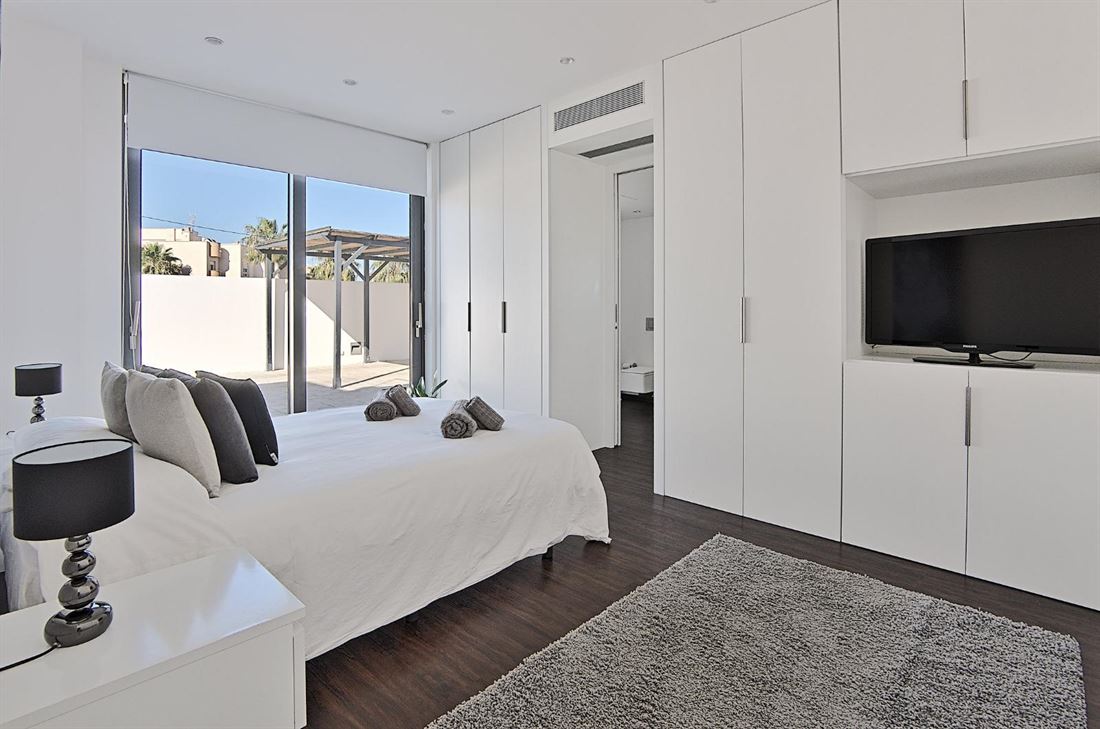 Villa is in minimalistische stijl te koop in de buurt van Ibiza met huurlicentie