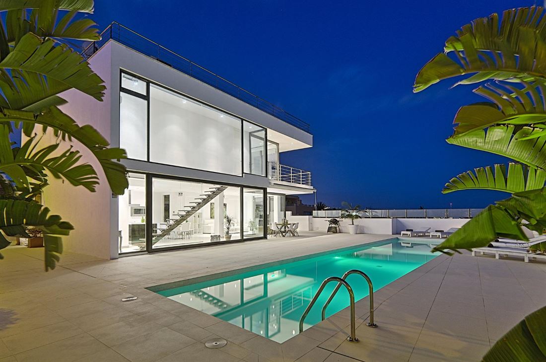 Villa is in minimalistische stijl te koop in de buurt van Ibiza met huurlicentie