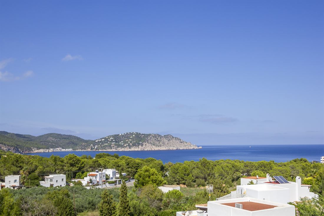 Groot huis te koop dicht bij het strand van Es Figueral met uitzicht op zee