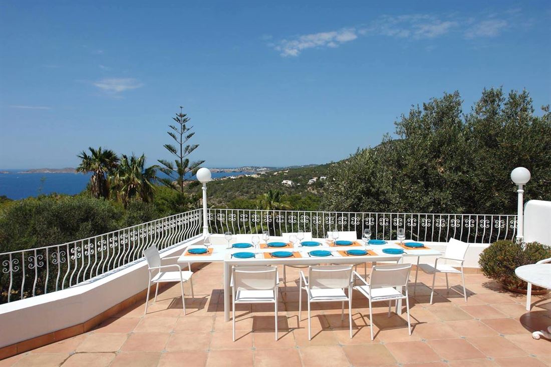 Mooi huis in mediterrane stijl met uitzicht op zee en op loopafstand van het strand