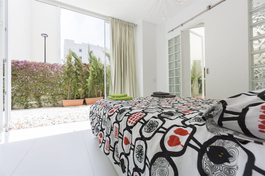 Mooi appartement met witte patio aan de kust van Ibiza