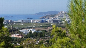 Mooi perceel met vergunning in Cap Martinet met onvergetelijk uitzicht op zee en Dalt Villa