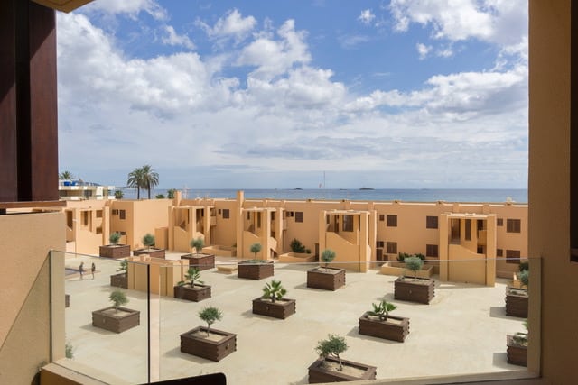 Mooi appartement aan zee te koop in Playa Den Bossa