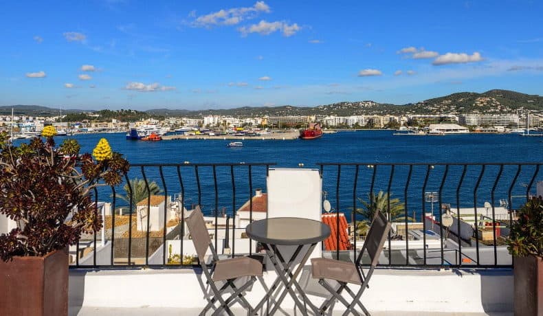 Suoerb appartement gerenoveerd in 2018 in de haven van Ibiza