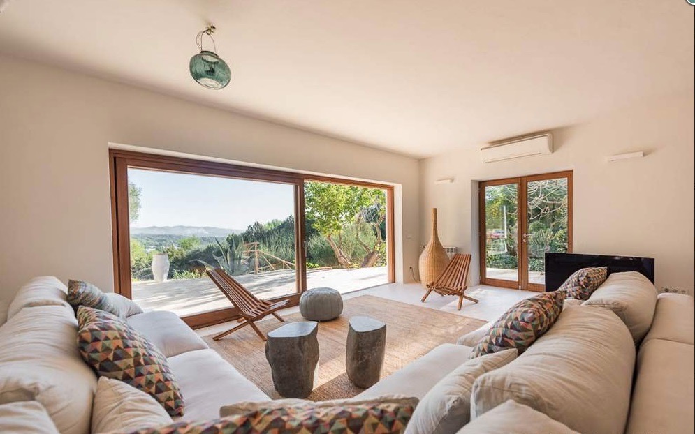 Prachtige onlangs gerenoveerde villa dichtbij de stad Ibiza