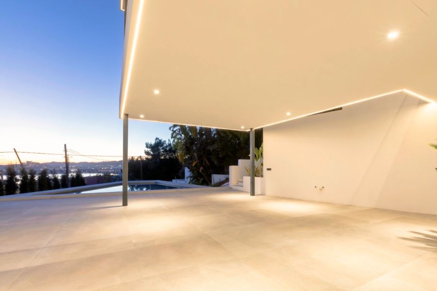Nieuw gebouwde villa met een fantastisch uitzicht op Ibiza en Dalt Vila