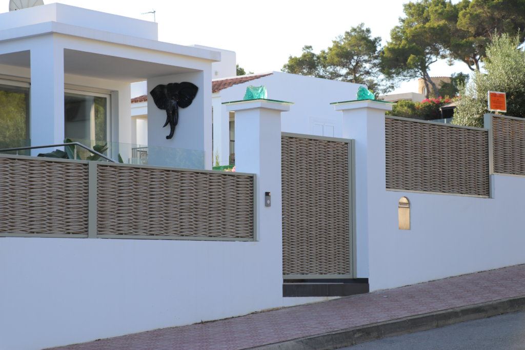 Villa dichtbij zee te koop met fantastisch uitzicht