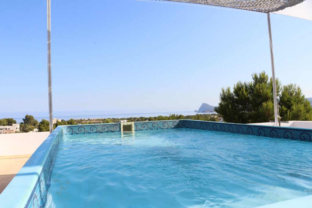 Villa dichtbij zee te koop met fantastisch uitzicht