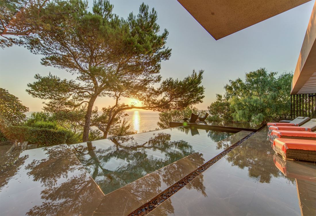 Moderne villa met uitzicht op zee en zonsondergang in Cala Moli