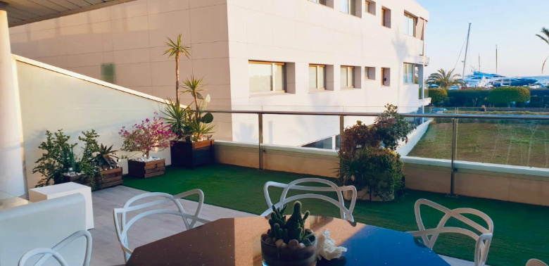 Luxe appartement in eerste lijn aan de haven met frontaal uitzicht richting Dalt Vila