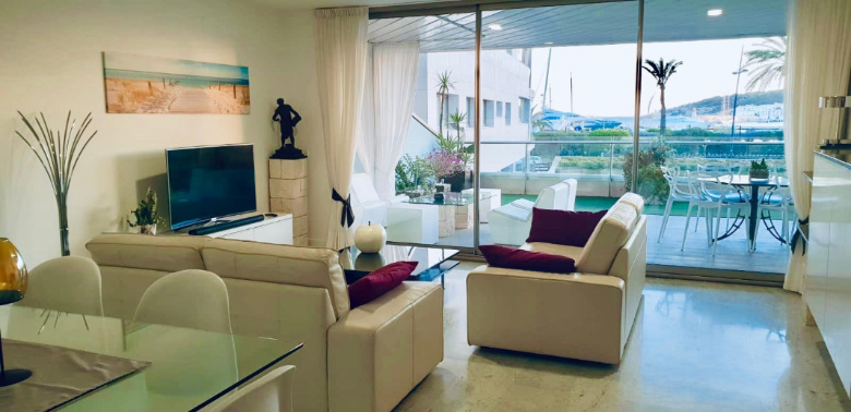 Luxe appartement in eerste lijn aan de haven met frontaal uitzicht richting Dalt Vila