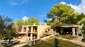 Ruime villa in aantrekkelijke Ibicencaanse stijl te koop nabij Ibiza