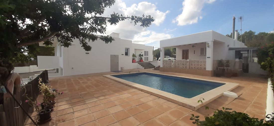 Huis op Ibiza van 230m2 met bijgebouw van 58m2 en zwembad