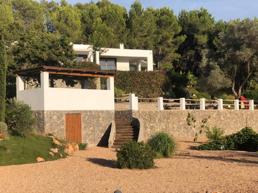 Prachtige villa in Cala Jondal met prachtig uitzicht op zee en op loopafstand van het strand