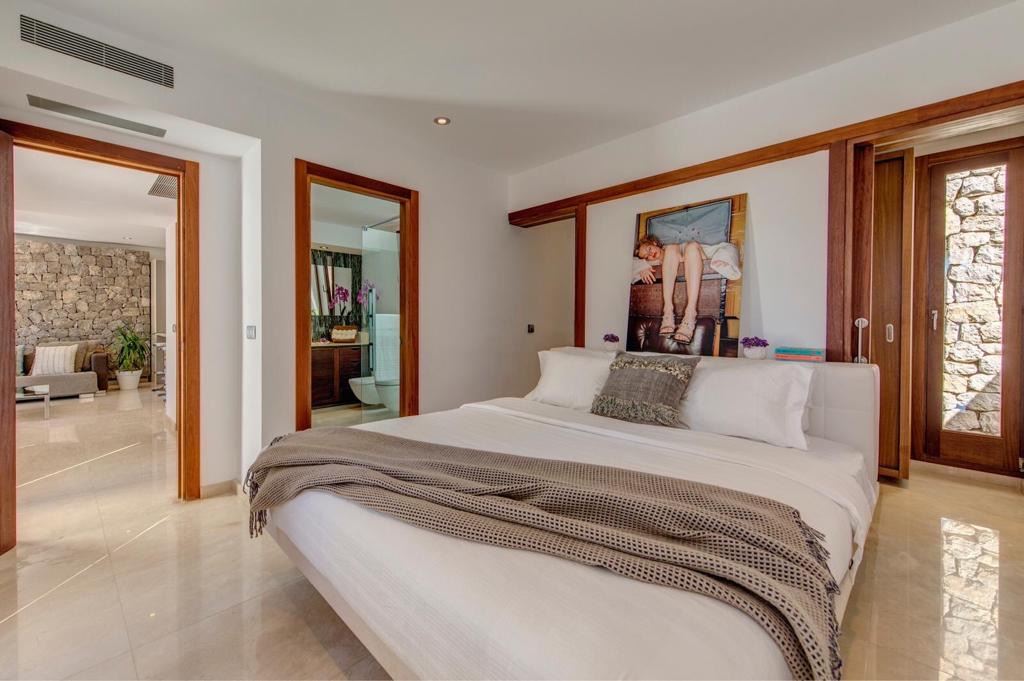 Prachtige villa in Cala Jondal met prachtig uitzicht op zee en op loopafstand van het strand
