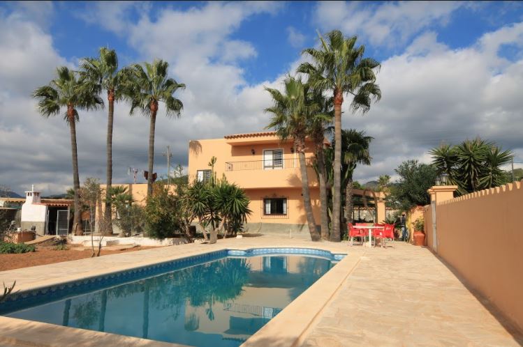 Villa met 2 verdiepingen is gunstig gelegen nabij Ibiza