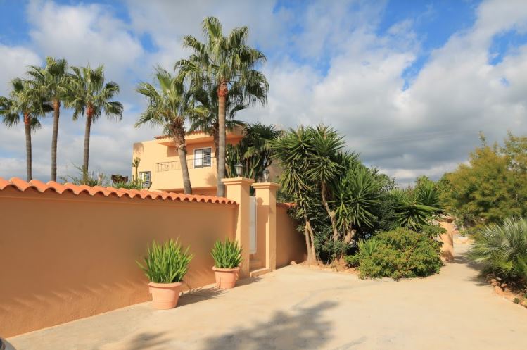 Villa met 2 verdiepingen is gunstig gelegen nabij Ibiza