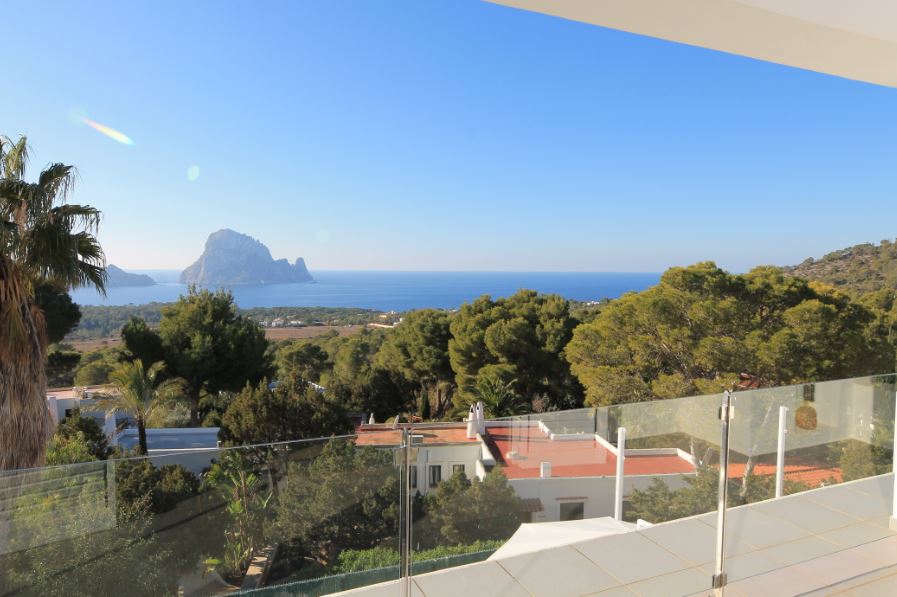 Luxe villa te koop met uitzicht op Es Vedra met verhuurvergunning