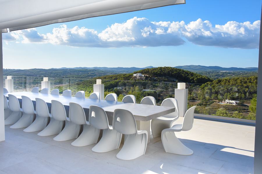 Zeer grote villa op een bevoorrechte locatie op een heuvel met een adembenemend uitzicht in Can Furnet