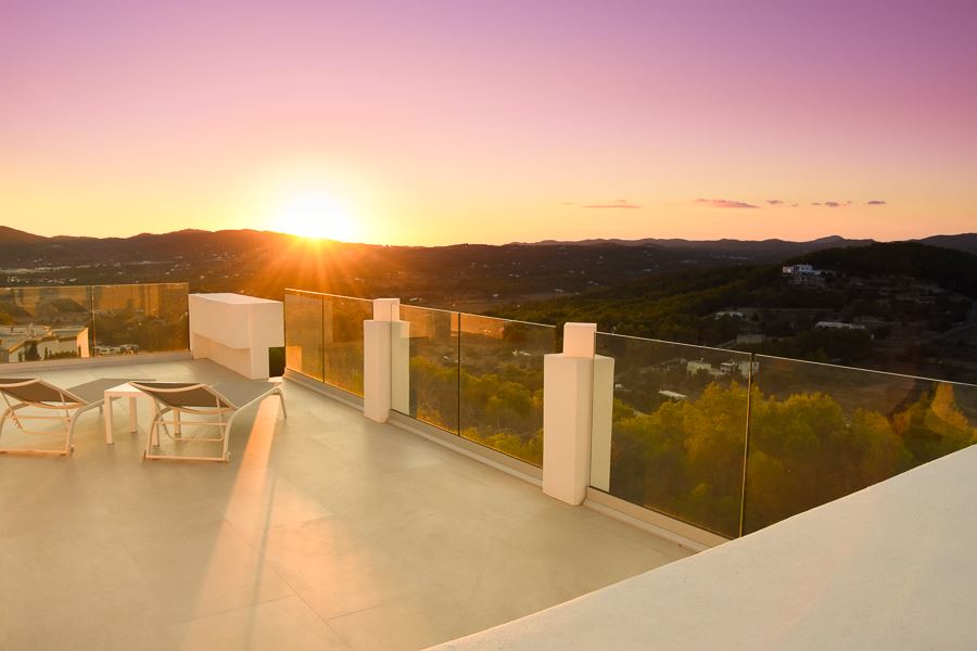 Zeer grote villa op een bevoorrechte locatie op een heuvel met een adembenemend uitzicht in Can Furnet