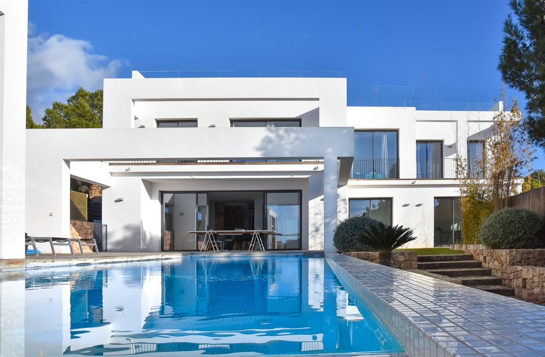 Grote nieuw gebouwde moderne villa met tuin en zwembad