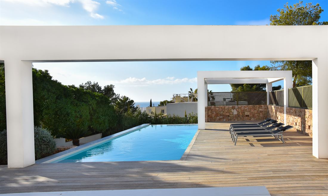 Grote nieuw gebouwde moderne villa met tuin en zwembad
