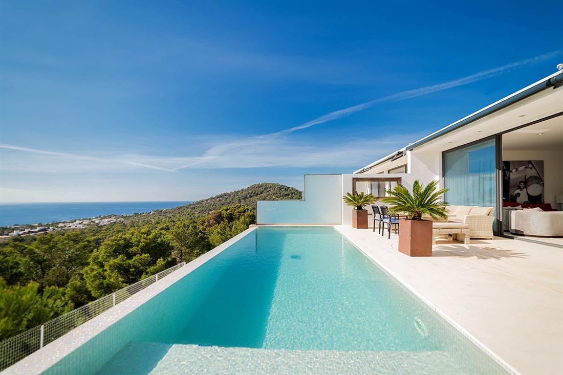 Moderne villa te koop in Zuid-West met fantastisch zeezicht