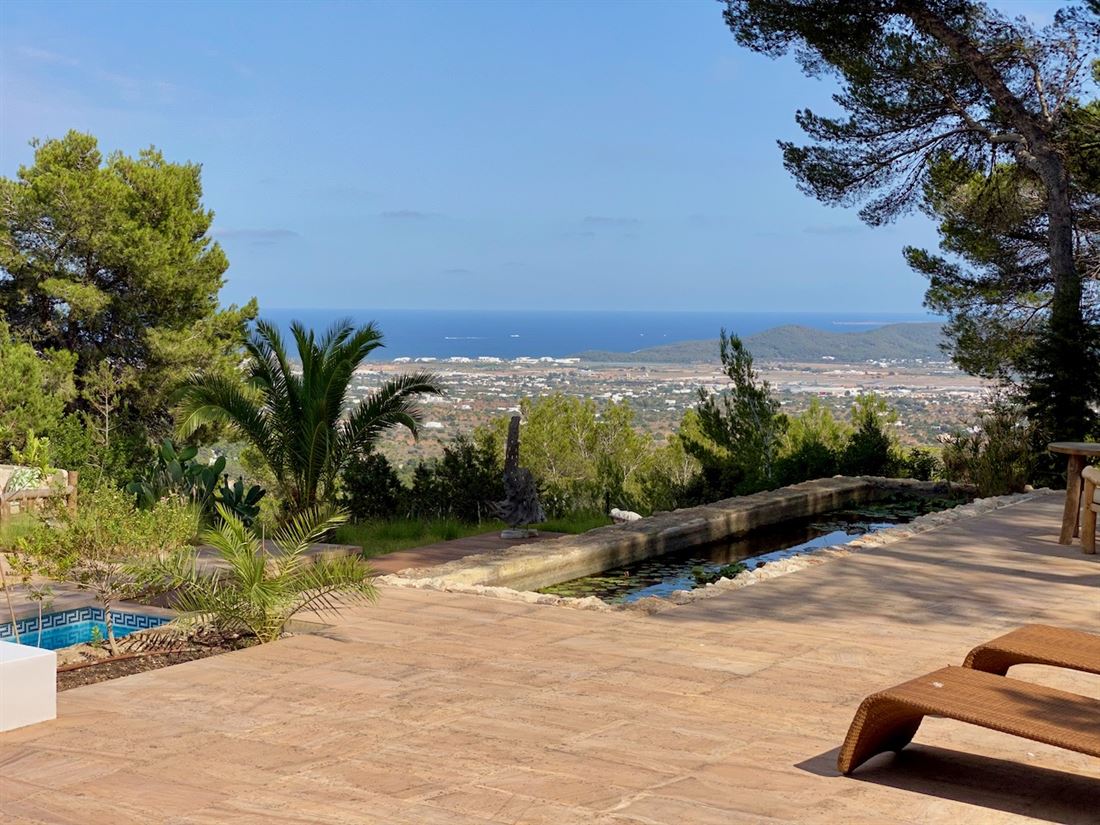 Moderne luxe villa hoog op een heuvel met uitzicht op Ibiza-stad