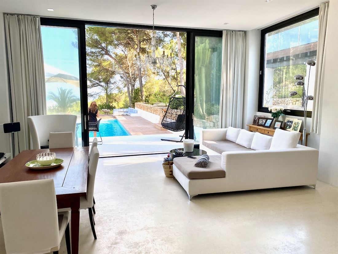 Moderne luxe villa hoog op een heuvel met uitzicht op Ibiza-stad