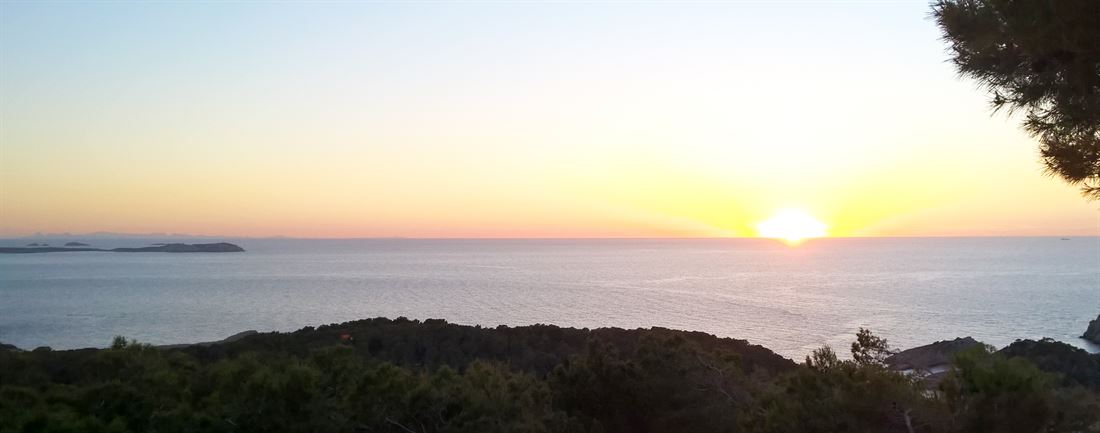 Villa op een heuvel met een uniek panoramisch uitzicht op zee met zonsondergang