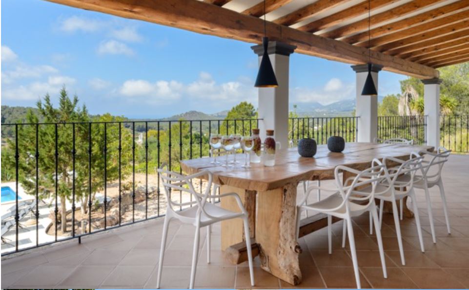 Ibiza klassieke villastijl met uitzicht op zee naar Cala Jondal met huurlicentie