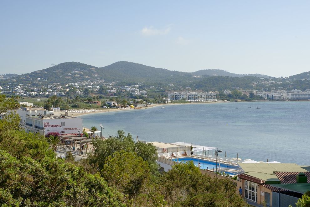 Groot appartement met 3 slaapkamers te koop met uitzicht op het strand van Talamanca, Ibiza