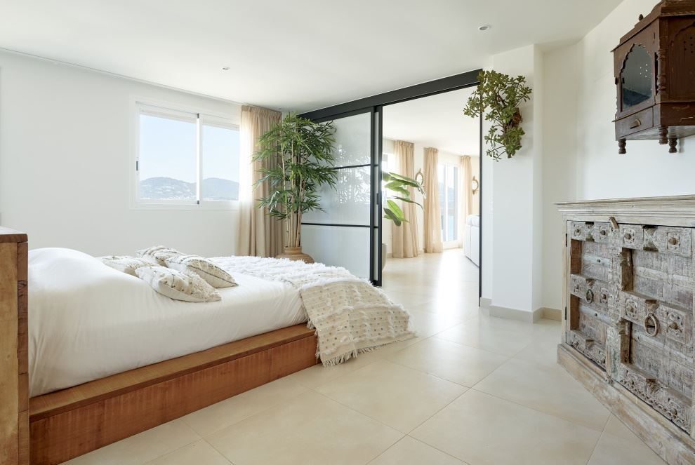 Groot appartement met 3 slaapkamers te koop met uitzicht op het strand van Talamanca, Ibiza