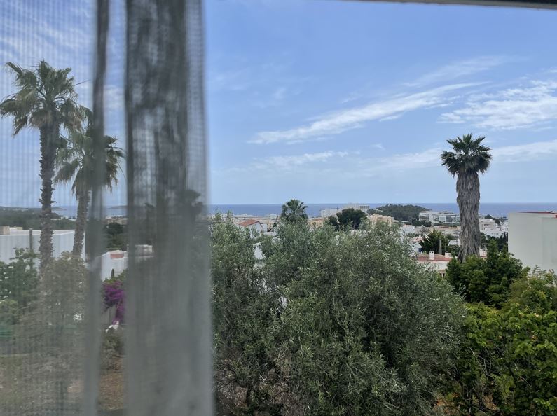 Klein huis te renoveren in Santa Eulalia met fantastisch uitzicht op zee