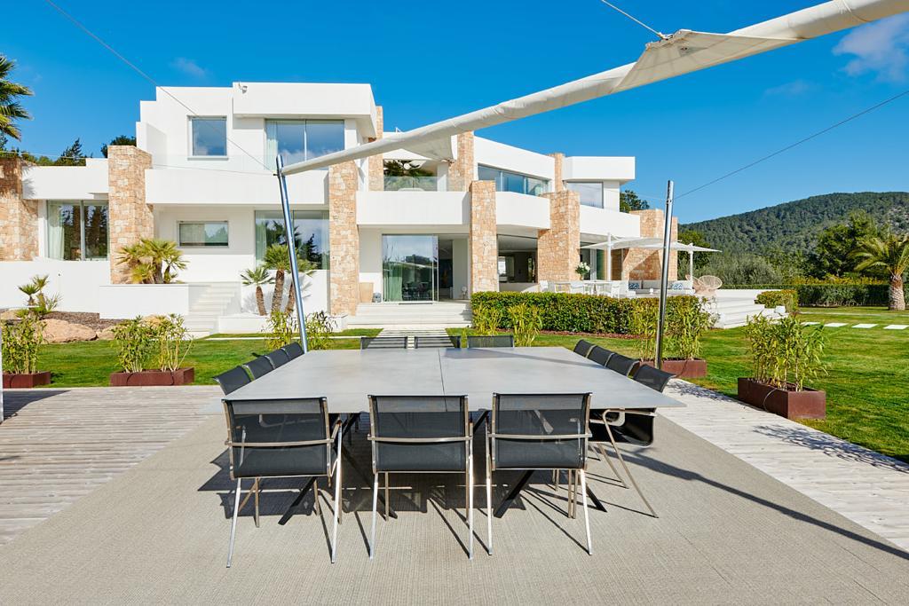 Nieuw gebouwde luxe villa in de buurt van Ibiza met het beste uitzicht op de zee