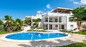 Moderne familievilla met uitzicht op zee en gastenverblijf dichtbij Cala Carbo