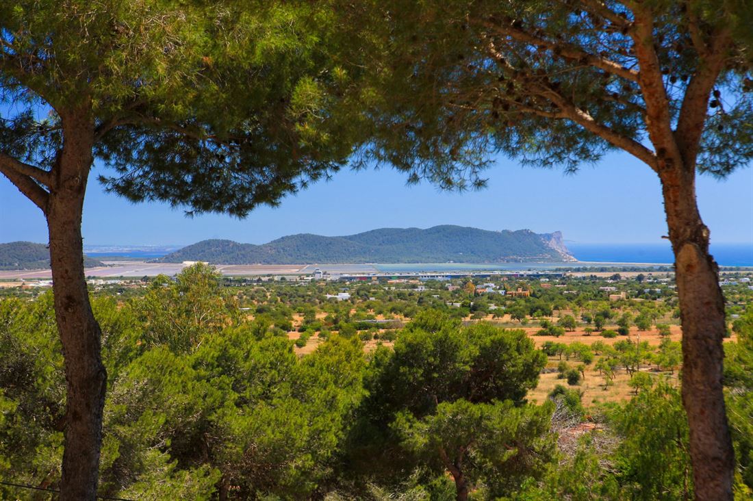 Villa met toeristische vergunning en panoramisch uitzicht tot aan de Salinas en Formentera