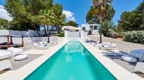 Moderne villa in Santa Gertrudis met groot zwembad