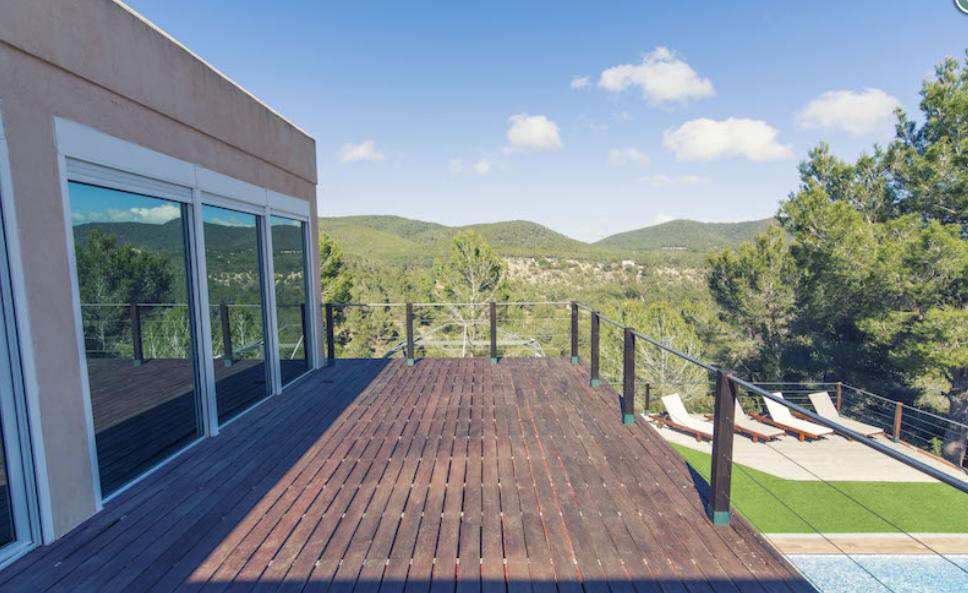 Villa in het zuiden van Ibiza dichtbij Cala Jondal met verhuurvergunning te koop