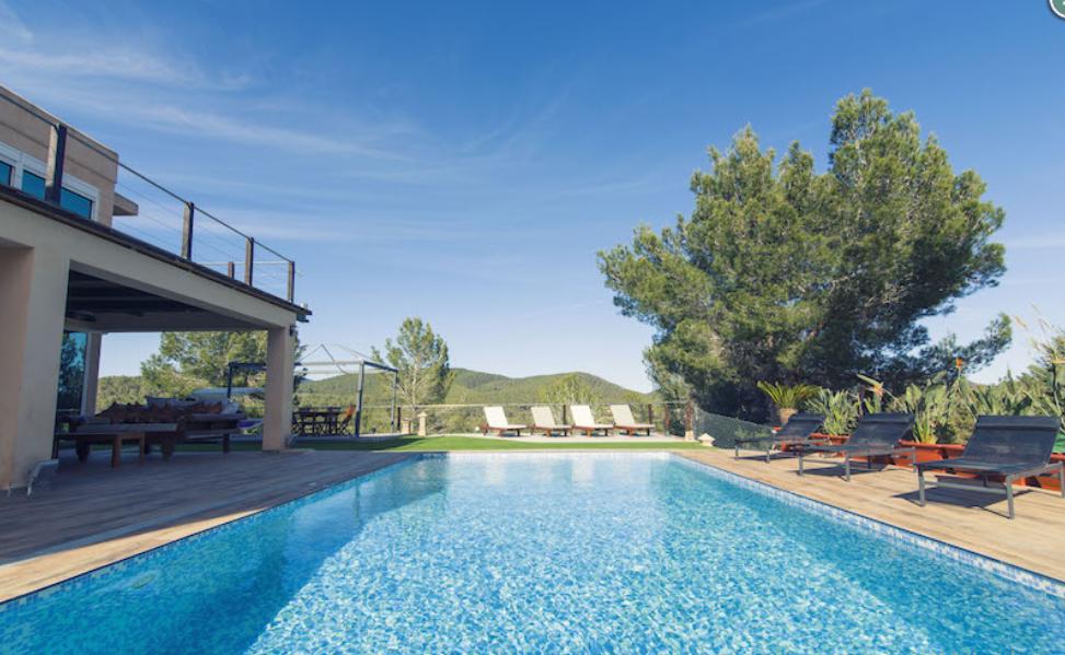 Villa in het zuiden van Ibiza dichtbij Cala Jondal met verhuurvergunning te koop