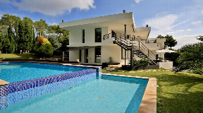 Koop een prachtig modern huis met 6 slaapkamers in de buurt van Ibiza