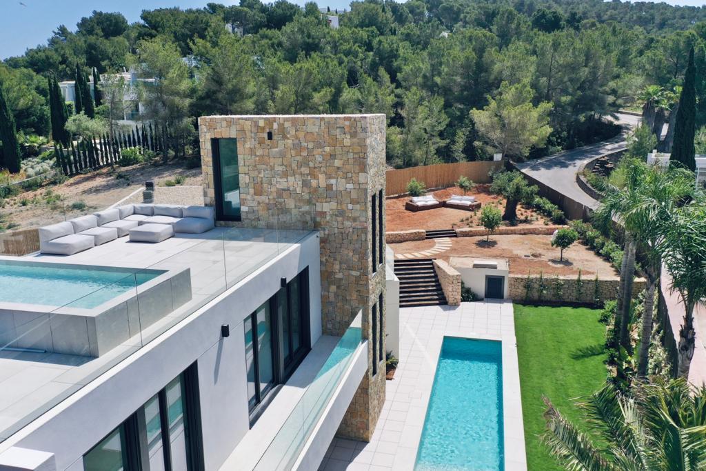 Nieuwe villa in de prestigieuze gated community van Roca Llisa