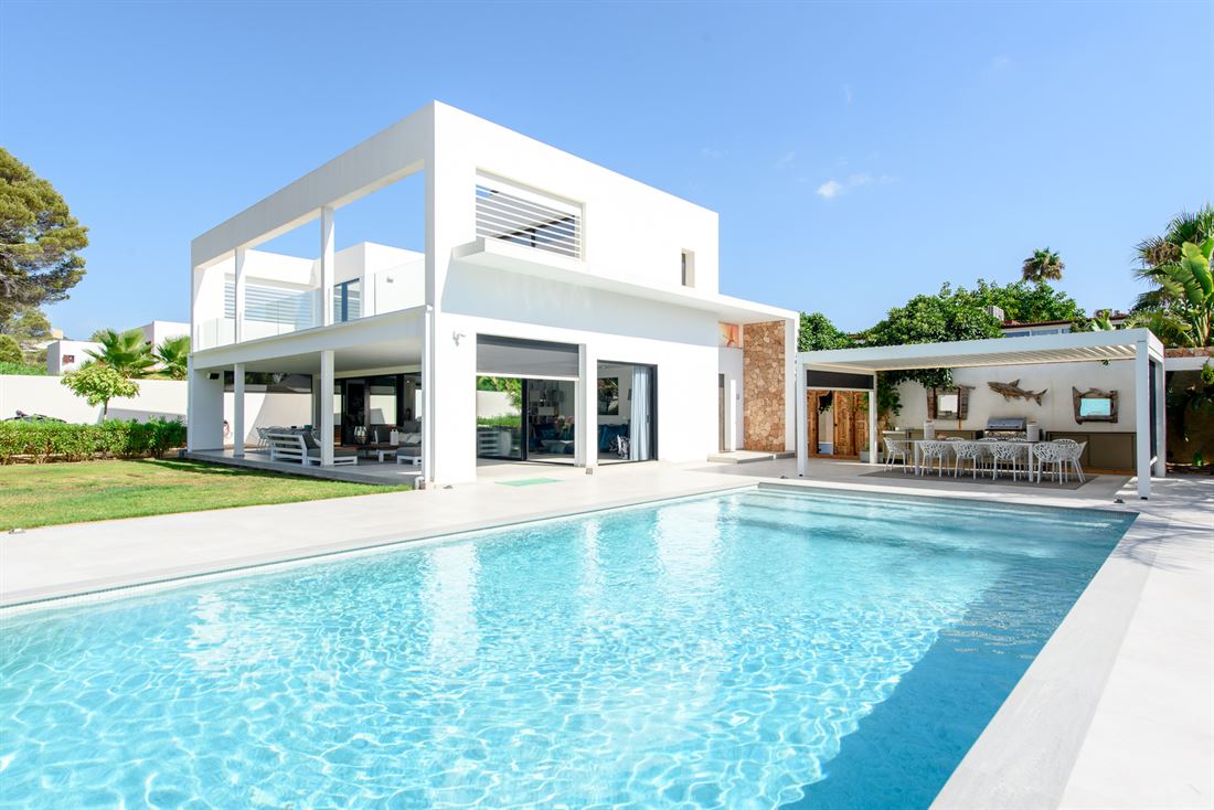 Een prachtige nieuwbouw moderne villa in Cala Tarida te koop