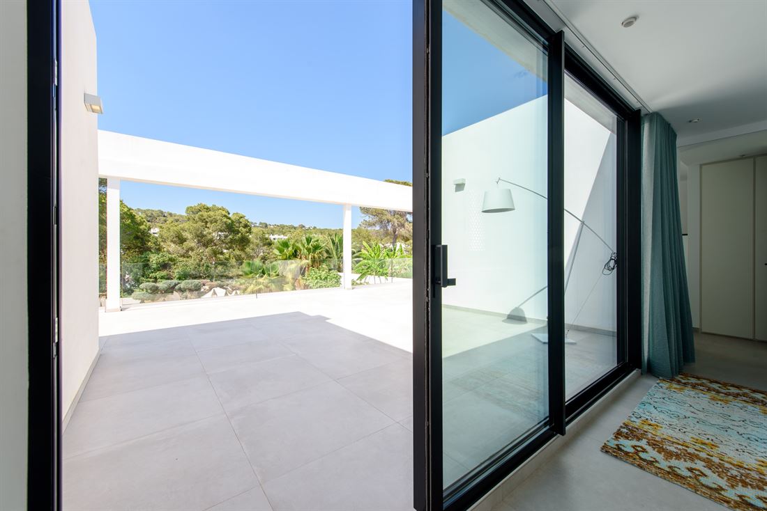 Een prachtige nieuwbouw moderne villa in Cala Tarida te koop